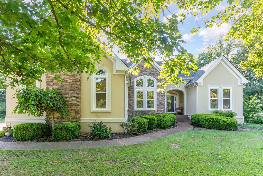 2926 Lisa Dr, Springfield, TN 37172