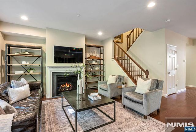 16 Pineview Drive, Waldwick, NJ 07463