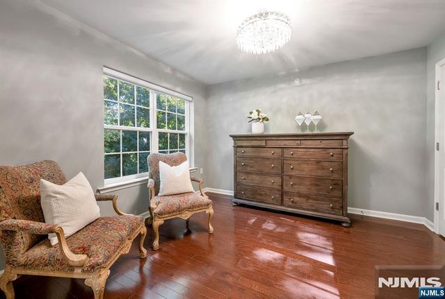 16 Pineview Drive, Waldwick, NJ 07463