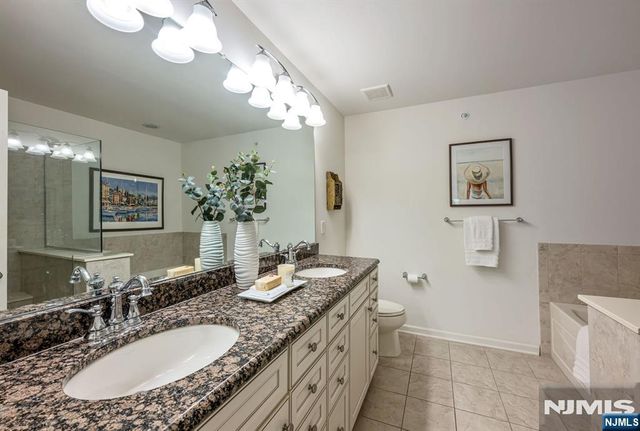16 Pineview Drive, Waldwick, NJ 07463