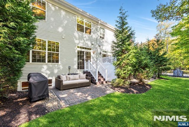 16 Pineview Drive, Waldwick, NJ 07463