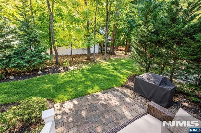16 Pineview Drive, Waldwick, NJ 07463