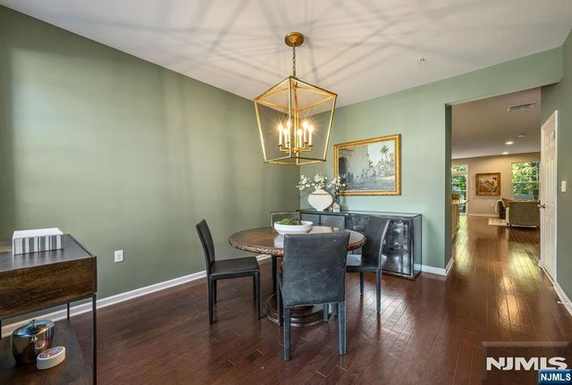 16 Pineview Drive, Waldwick, NJ 07463