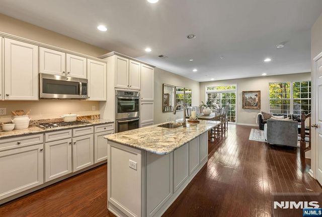 16 Pineview Drive, Waldwick, NJ 07463