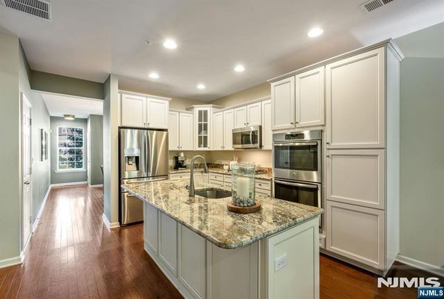 16 Pineview Drive, Waldwick, NJ 07463