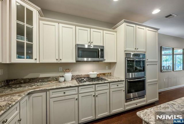 16 Pineview Drive, Waldwick, NJ 07463
