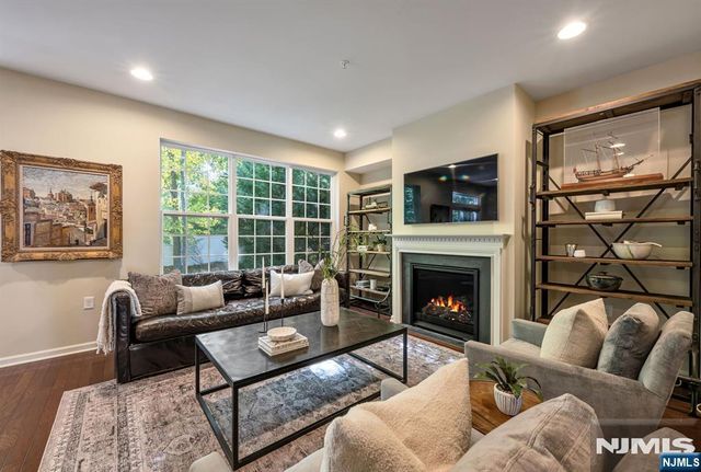16 Pineview Drive, Waldwick, NJ 07463