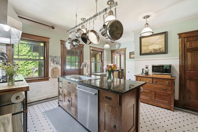 8 Elmer Galloway Road, Katonah, NY 10536