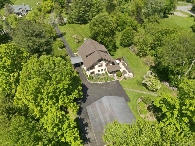 8 Elmer Galloway Road, Katonah, NY 10536