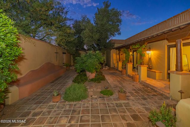 5545 N Entrada Quince, Tucson, AZ 85718