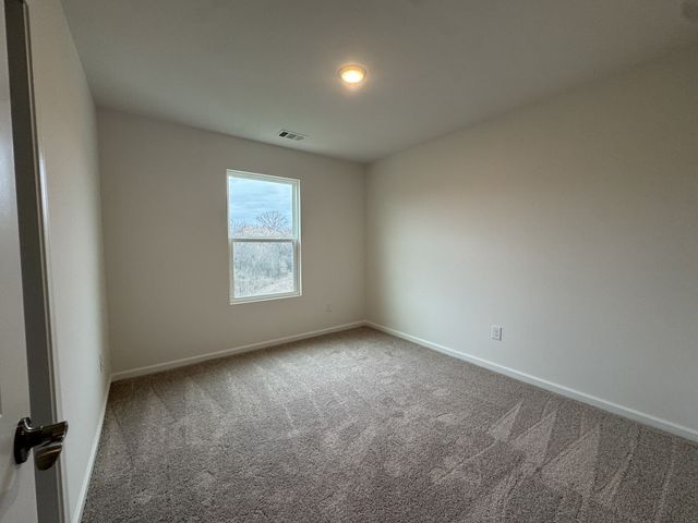 215 Land Breeze Dr, La Vergne, TN 37086