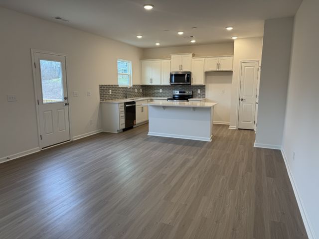 215 Land Breeze Dr, La Vergne, TN 37086