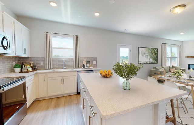 215 Land Breeze Dr, La Vergne, TN 37086