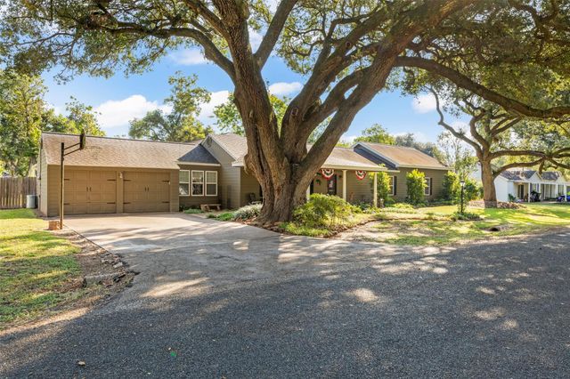 815 Merry Lane, Wharton, TX 77488