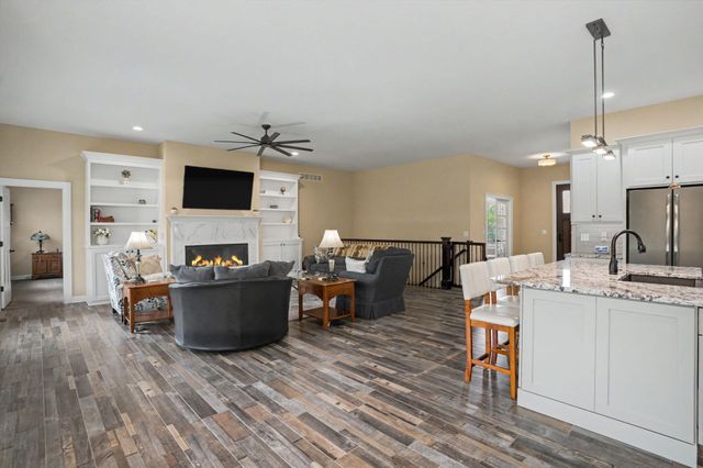 2703 BRISTOL LAKE DR, Columbia, MO 65201