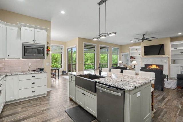 2703 BRISTOL LAKE DR, Columbia, MO 65201