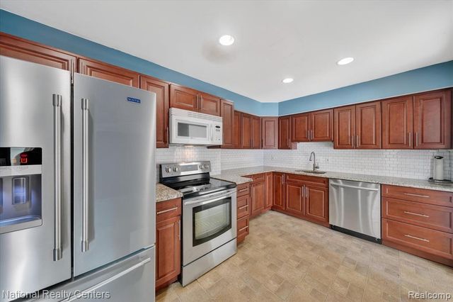 24825 Olde Orchard Street, Novi, MI 48375