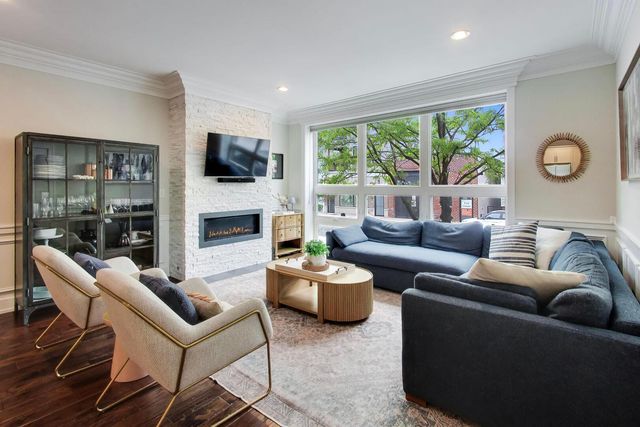 2312 W BELMONT Avenue 1E, Chicago, IL 60618