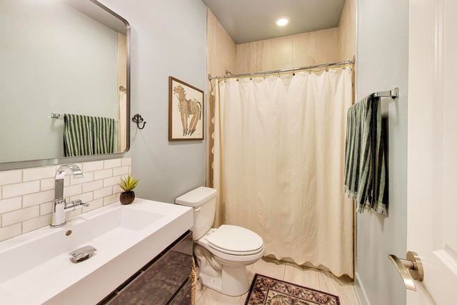 2312 W BELMONT Avenue 1E, Chicago, IL 60618
