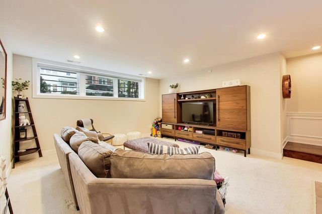2312 W BELMONT Avenue 1E, Chicago, IL 60618