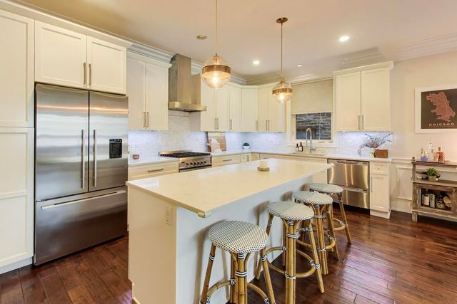 2312 W BELMONT Avenue 1E, Chicago, IL 60618