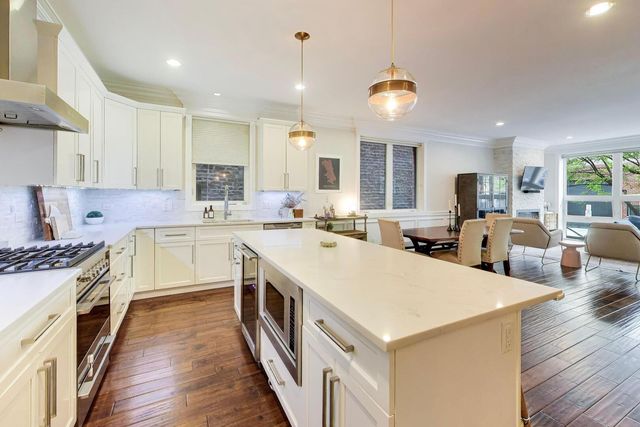 2312 W BELMONT Avenue 1E, Chicago, IL 60618