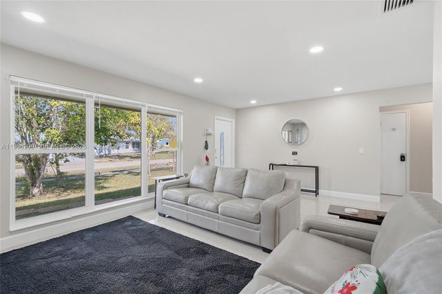 11420 NW 32nd Pl, Sunrise, FL 33323