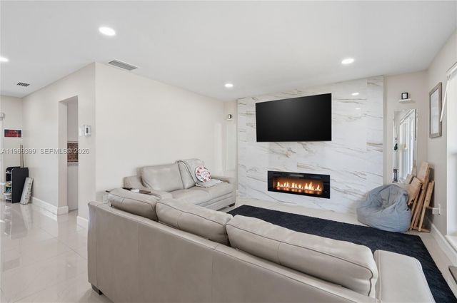 11420 NW 32nd Pl, Sunrise, FL 33323