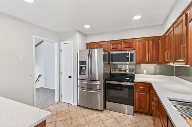 6616 Hillsboro Avenue N, Brooklyn Park, MN 55428