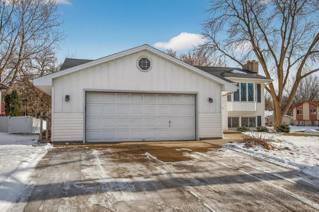 6616 Hillsboro Avenue N, Brooklyn Park, MN 55428