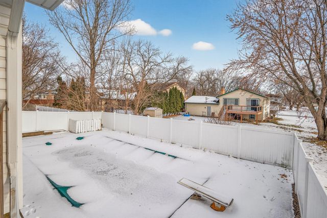 6616 Hillsboro Avenue N, Brooklyn Park, MN 55428