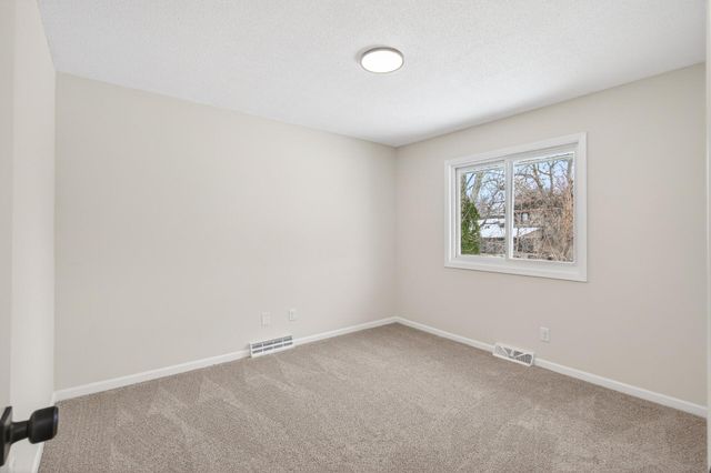 6616 Hillsboro Avenue N, Brooklyn Park, MN 55428