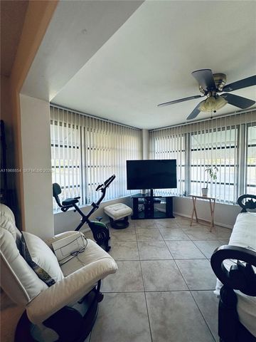 1252 W Club Dr W D, Delray Beach, FL 33445