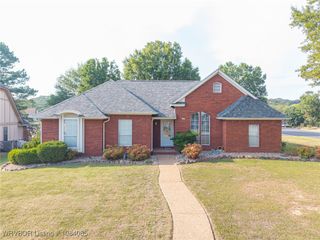 2600 Canterbury Circle, Fort Smith, AR 72903