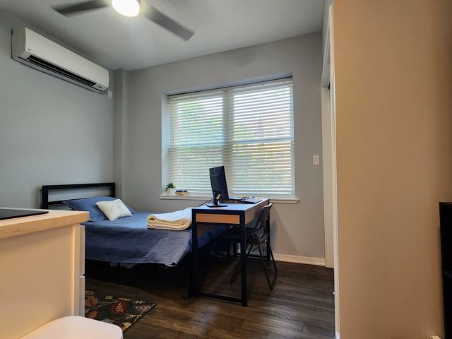 5240 N Winthrop Avenue 204, Chicago, IL 60640