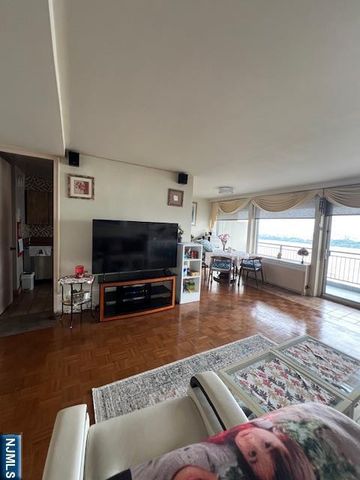 2 Horizon Road 1423, Fort Lee, NJ 07024