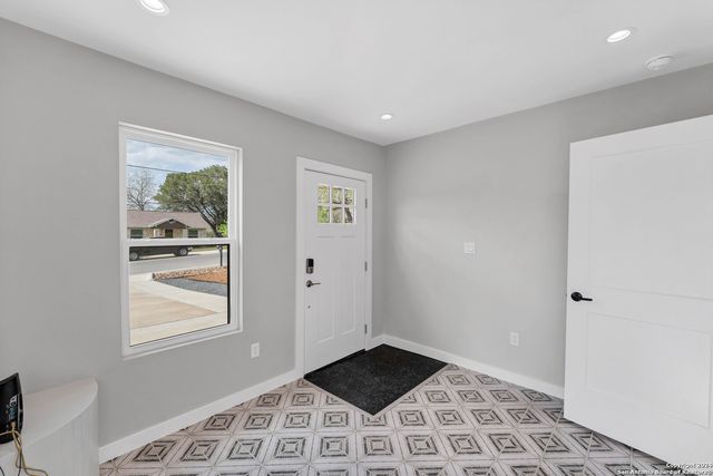 594 E SOUTH ST, New Braunfels, TX 78130