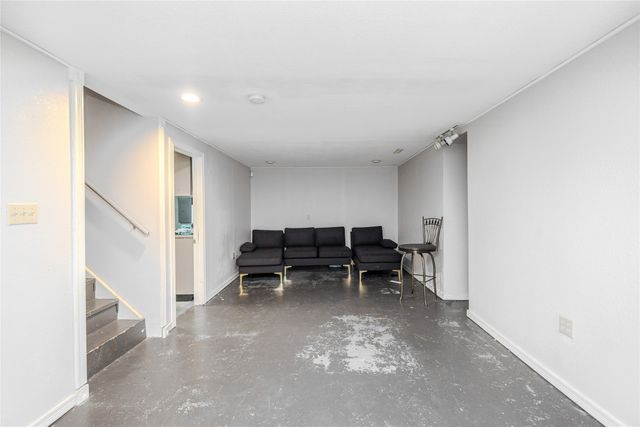 2507 E Tiffin Avenue, Des Moines, IA 50317