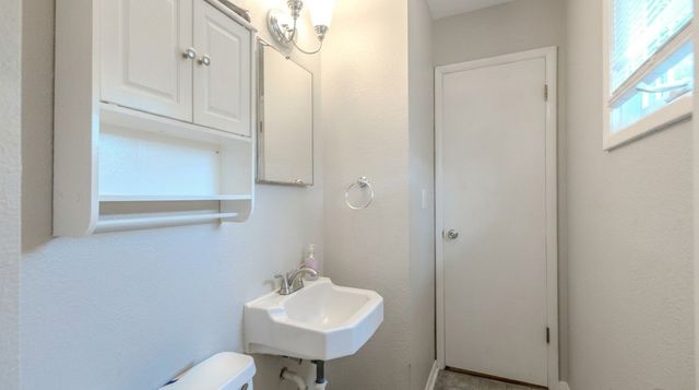 2507 E Tiffin Avenue, Des Moines, IA 50317