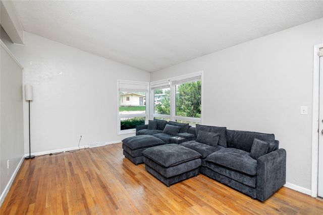 2507 E Tiffin Avenue, Des Moines, IA 50317