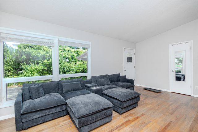 2507 E Tiffin Avenue, Des Moines, IA 50317