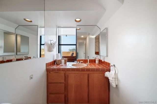 5643 Linda Rosa Ave, La Jolla, CA 92037