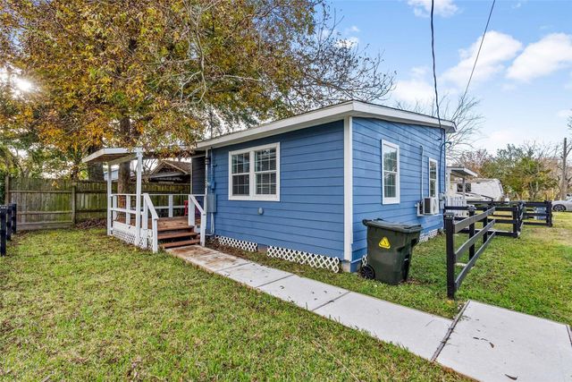 4126 Paladino Street, Bacliff, TX 77518