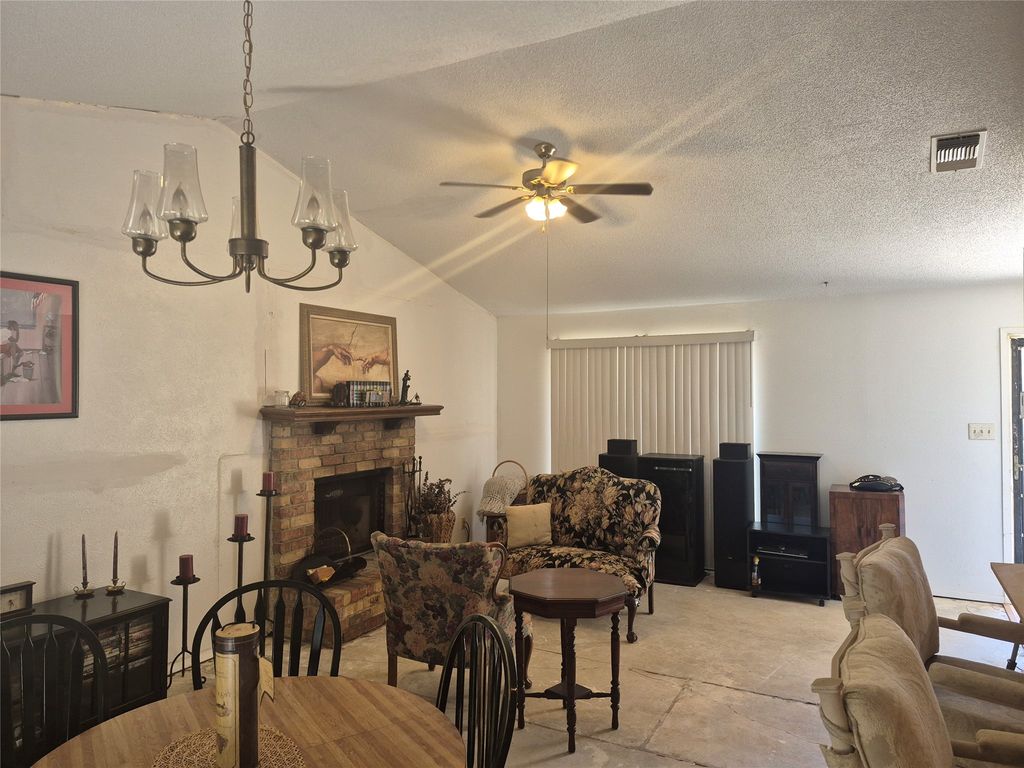 1801 Country Lane, Arlington, TX 76018