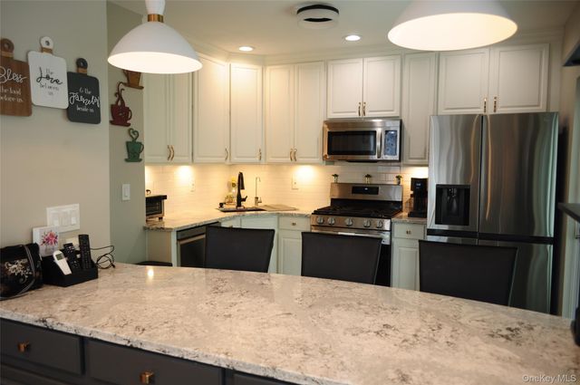 84 Kate Circle, Middle Island, NY 11953