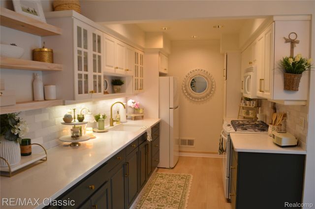 40605 Newport Drive E 294, Plymouth Charter Township, MI 48170