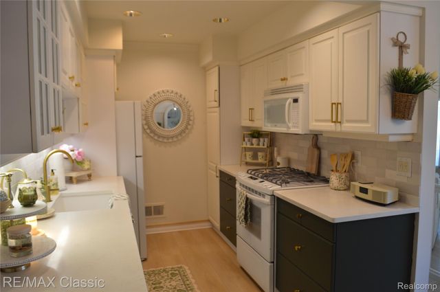 40605 Newport Drive E 294, Plymouth Charter Township, MI 48170