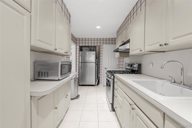 1934 E 29th Street HSE, Brooklyn, NY 11229