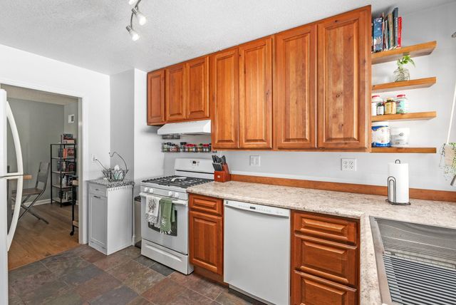 930 N Crestway Ave, Wichita, KS 67208