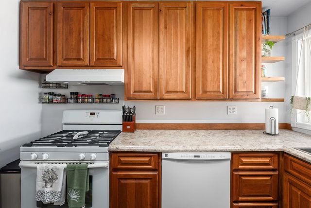 930 N Crestway Ave, Wichita, KS 67208